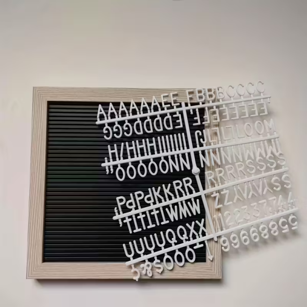 Tabelë dekorative prej druri (25.4x25.4 cm) – Krijoni fjali me 147 shkronja dhe simbole të rregullueshme