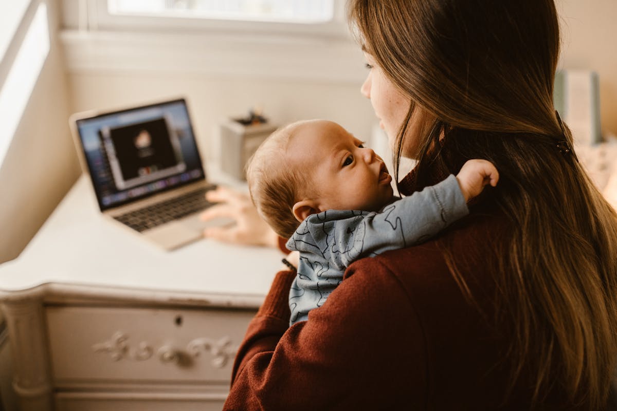 Gjumi i Bebes së Porsalindur: Mitet dhe Realiteti