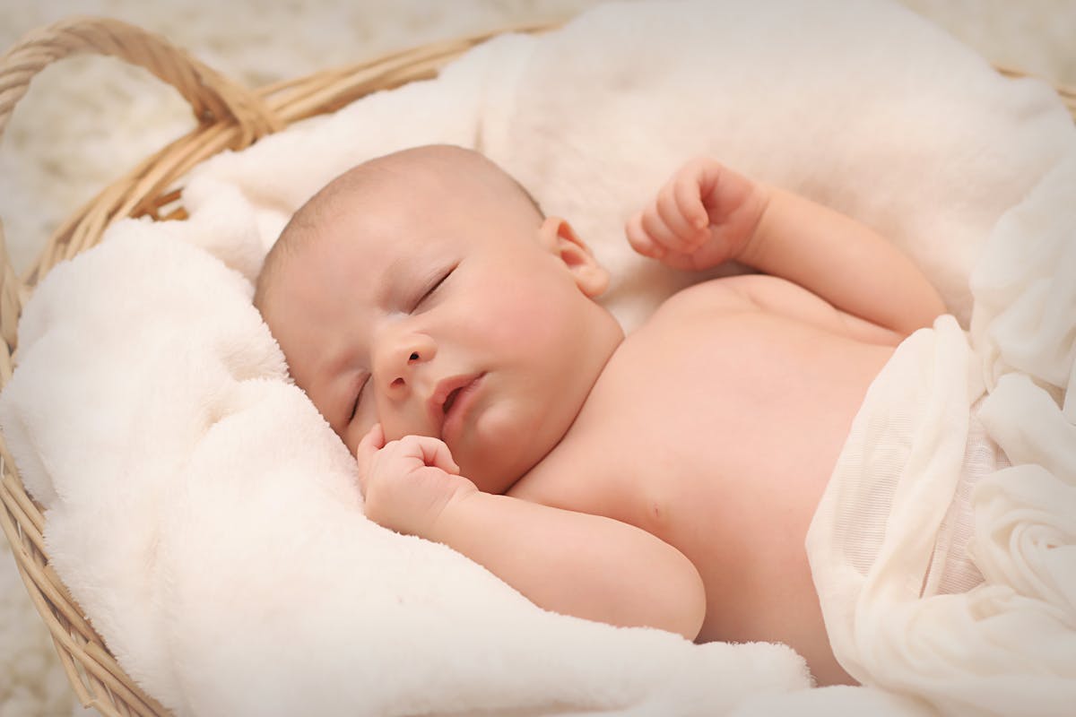 Rutina e Gjumit të Bebes: Si Ta Krijoni Që Nga Java e Parë