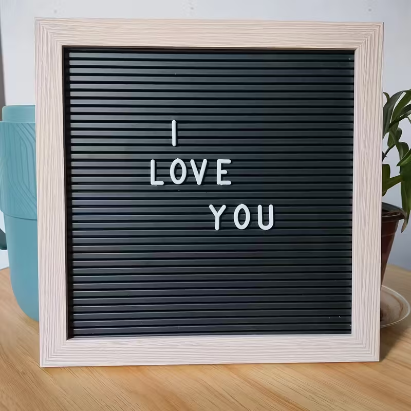 Tabelë dekorative prej druri (25.4x25.4 cm) – Krijoni fjali me 147 shkronja dhe simbole të rregullueshme