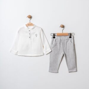 Kostum modern me kemishe te bardhe dhe pantallone gri