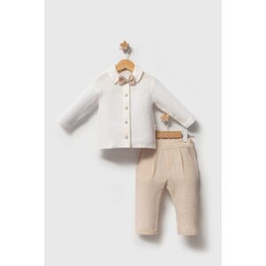 Kostum rasti me kemishe te bardhe papion dhe pantallon bezhe